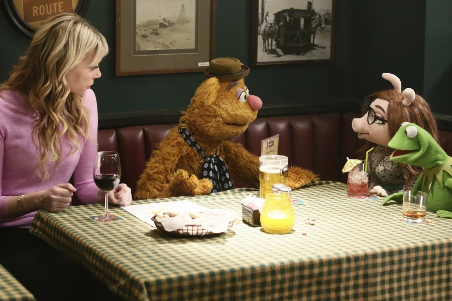 Screenshot from The Muppets (2015) episode 8. Fozzie Bear and Kermit the Frog are on a double date at Trivia Night in Rowlf's Tavern with their girlfriends Becky (a human) and Denise (a pig muppet)